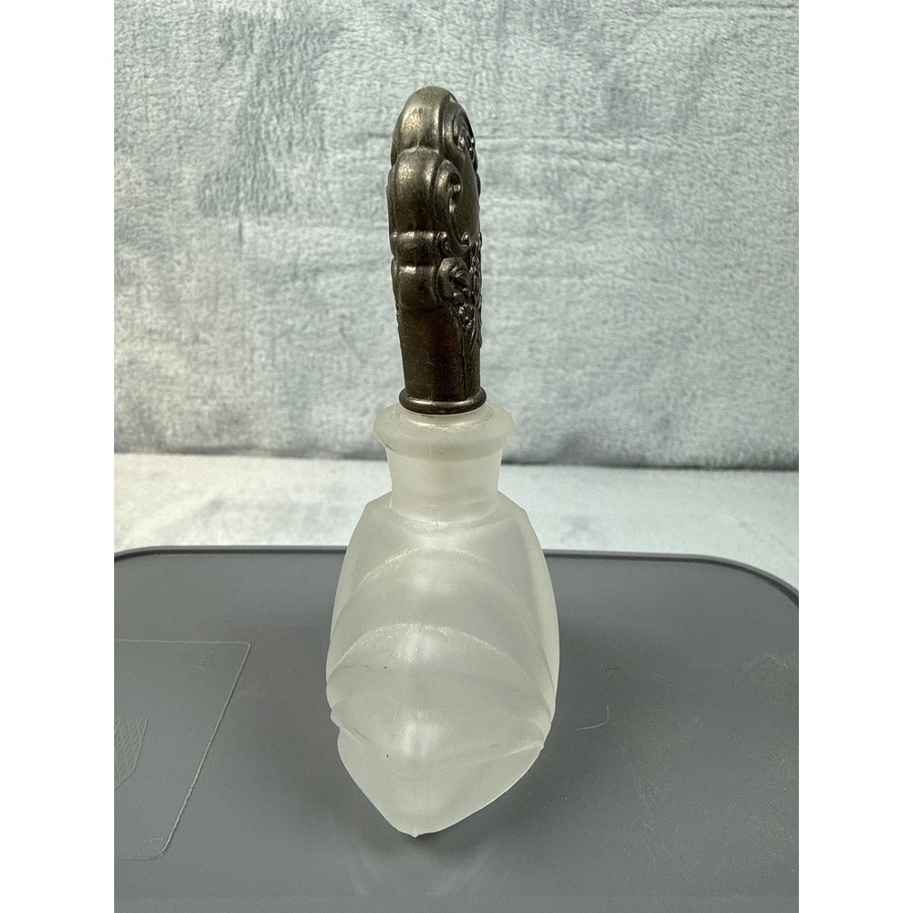 Vintage Style Frosted Glass Shell Bottle Ornate Silver Plated Floral Stopper - Picture 2 of 9